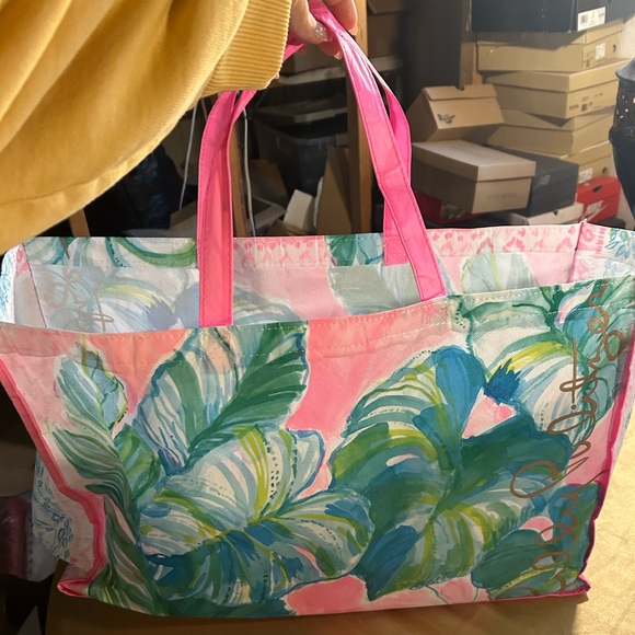 EUC 2 LILLY PULITZER TOTES & 1 LULULEMON TOTE plus a Bonus Lp Tote!! - Picture 8 of 12